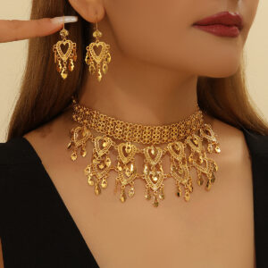 Retro Heart Jewelry Set – 3PCS Glamorous Hollow Necklace & Earrings for Women